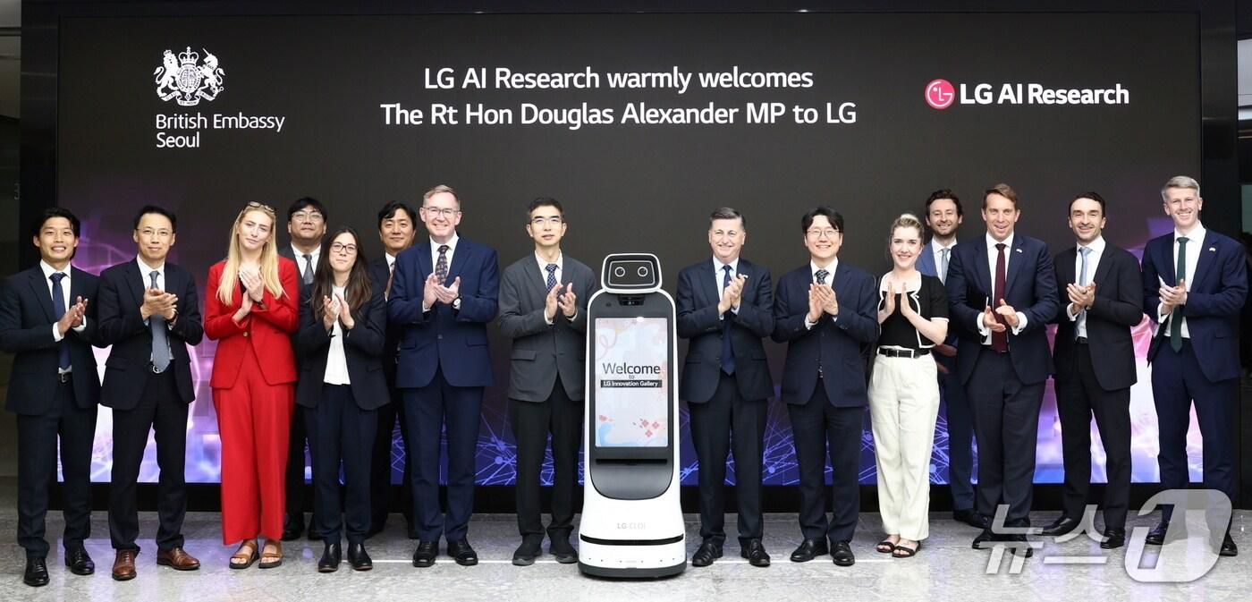 더글라스 알렉산더 영국 국무상이 1일 서울 강서구 마곡 LG AI연구원을 방문해 기념촬영하고 있다.(LG 제공)