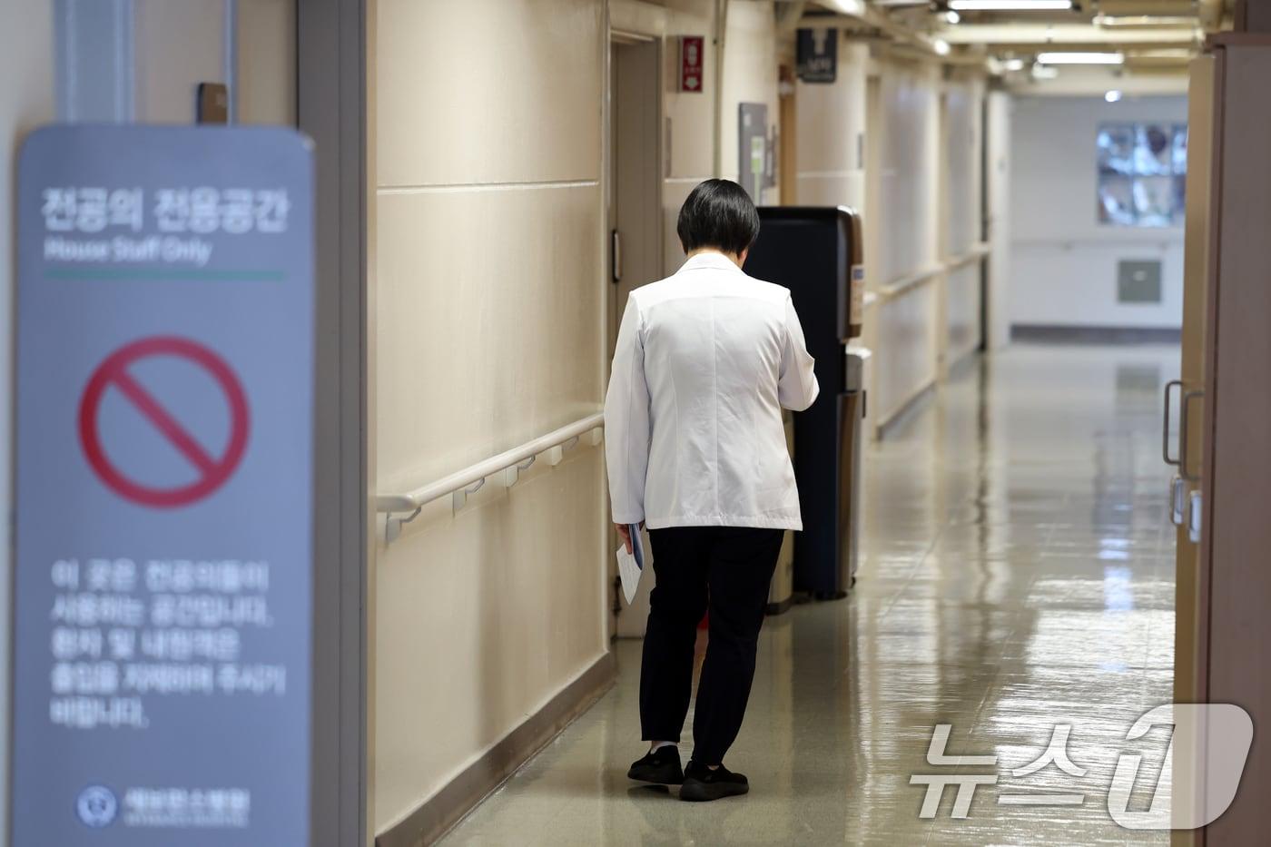 본문 이미지 - 서울 시내 한 대학병원에서 의료진이 이동하고 있다. /뉴스1 ⓒ News1 황기선 기자