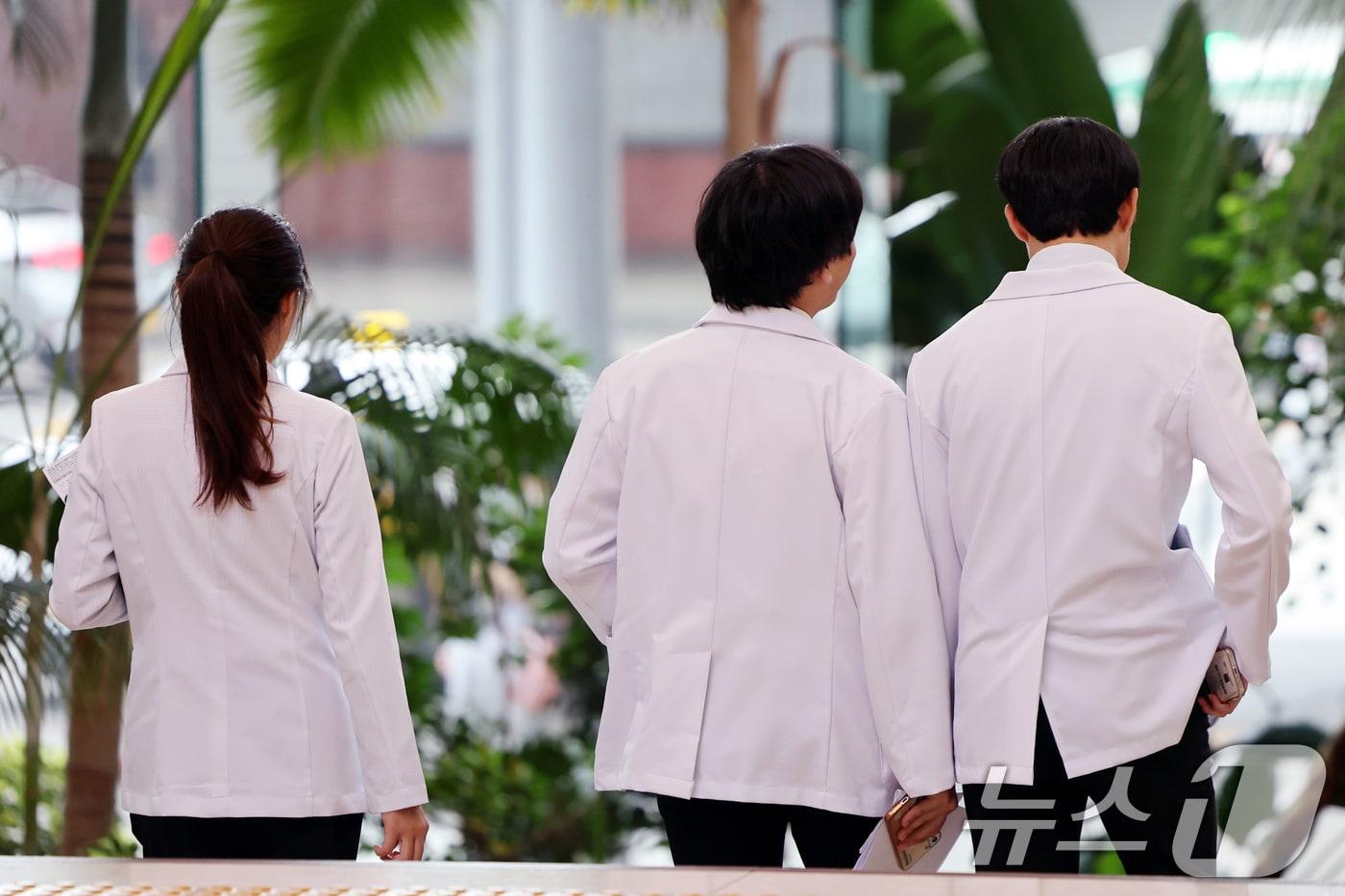 서울 시내 한 대학병원에서 의료진이 이동하고 있다. 2025.9.1/뉴스1 ⓒ News1 황기선 기자