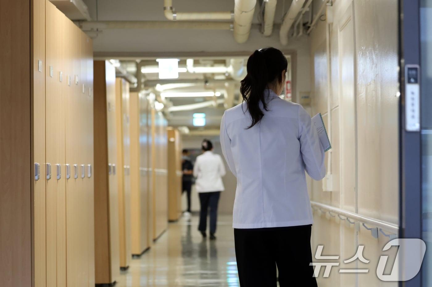 본문 이미지 - 서울 시내 한 대학병원에서 의료진이 이동하고 있다. (사진은 기사 내용과 무관함) / ⓒ 뉴스1 황기선 기자