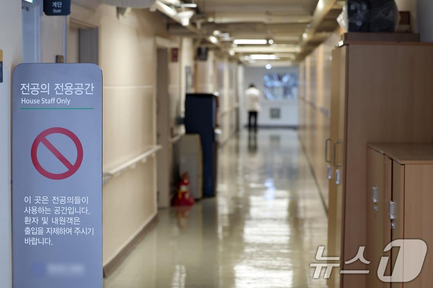 서울 시내 한 대학병원에서 의료진이 이동하고 있다. /뉴스1 ⓒ News1 황기선 기자