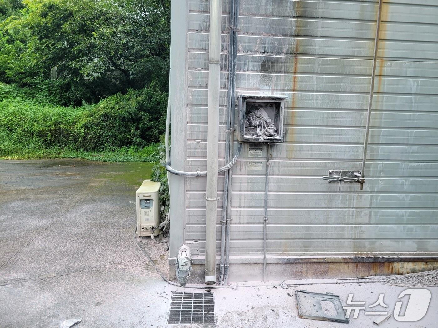 본문 이미지 - 그을린 창고 외벽.(하동소방서 제공. 재판매 및 DB금지)