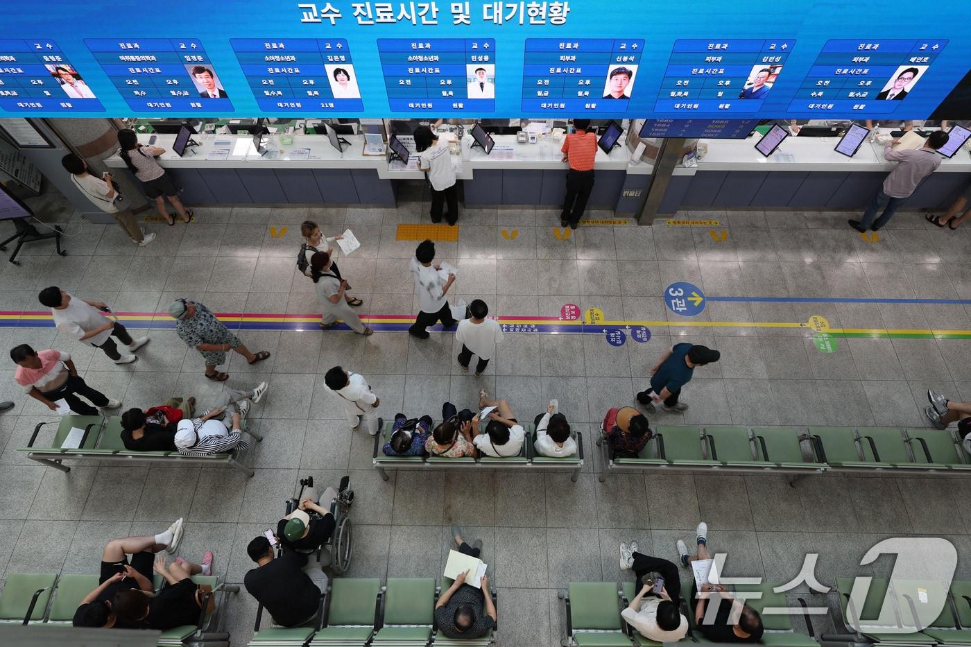 상당수 전공의가 복귀한 지난 1일 광주 동구 조선대학교 병원 1층 로비에 환자들이 진료 후 대기하고 있다. 2025.9.1/뉴스1 ⓒ News1 박지현 기자