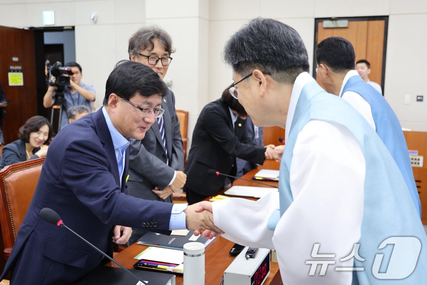 안호영 위원장(오른쪽)과 김성환 환경부 장관이 1일 오후 서울 여의도 국회에서 열린 제429회국회(정기회) 환경노동위원회 제1차 전체회의에서 인사하고 있다. 2025.9.1/뉴스1 ⓒ News1 신웅수 기자