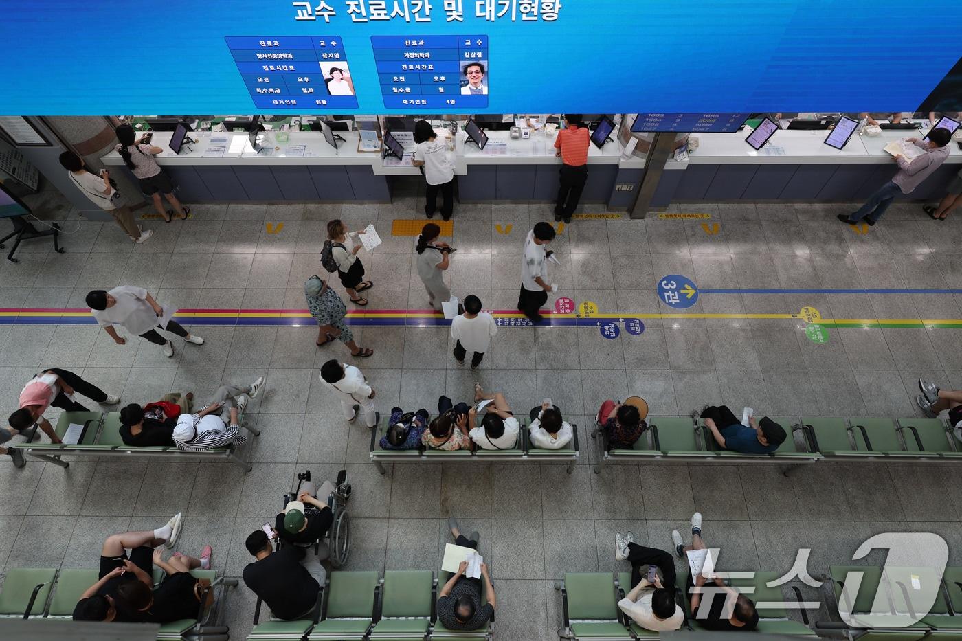 상당수 전공의가 복귀한 1일 광주 동구 조선대학교 병원 1층 로비에 환자들이 진료 후 대기하고 있다. ⓒ News1 박지현 기자