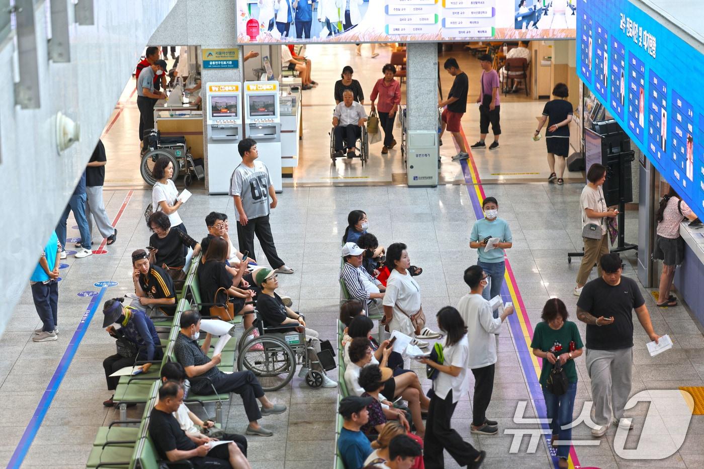 본문 이미지 - 지난해 9월 1일 조선대학교 병원 1층 로비에 환자들이 진료 후 대기하고 있다. ⓒ 뉴스1 박지현 기자