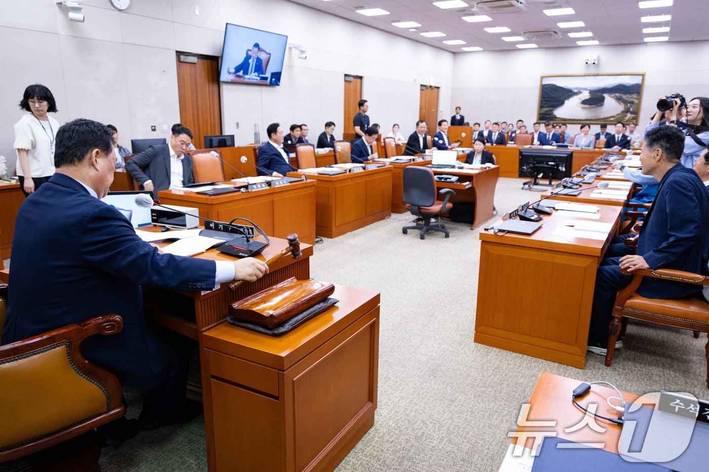 어기구 국회 농림축산식품해양수산위원장이 1일 서울 여의도 국회에서 열린 제429회 국회&#40;정기회&#41; 농림축산식품해양수산위원회 제1차 전체회의에서 의사봉을 두드리고 있다. 2025.9.1/뉴스1 ⓒ News1 유승관 기자