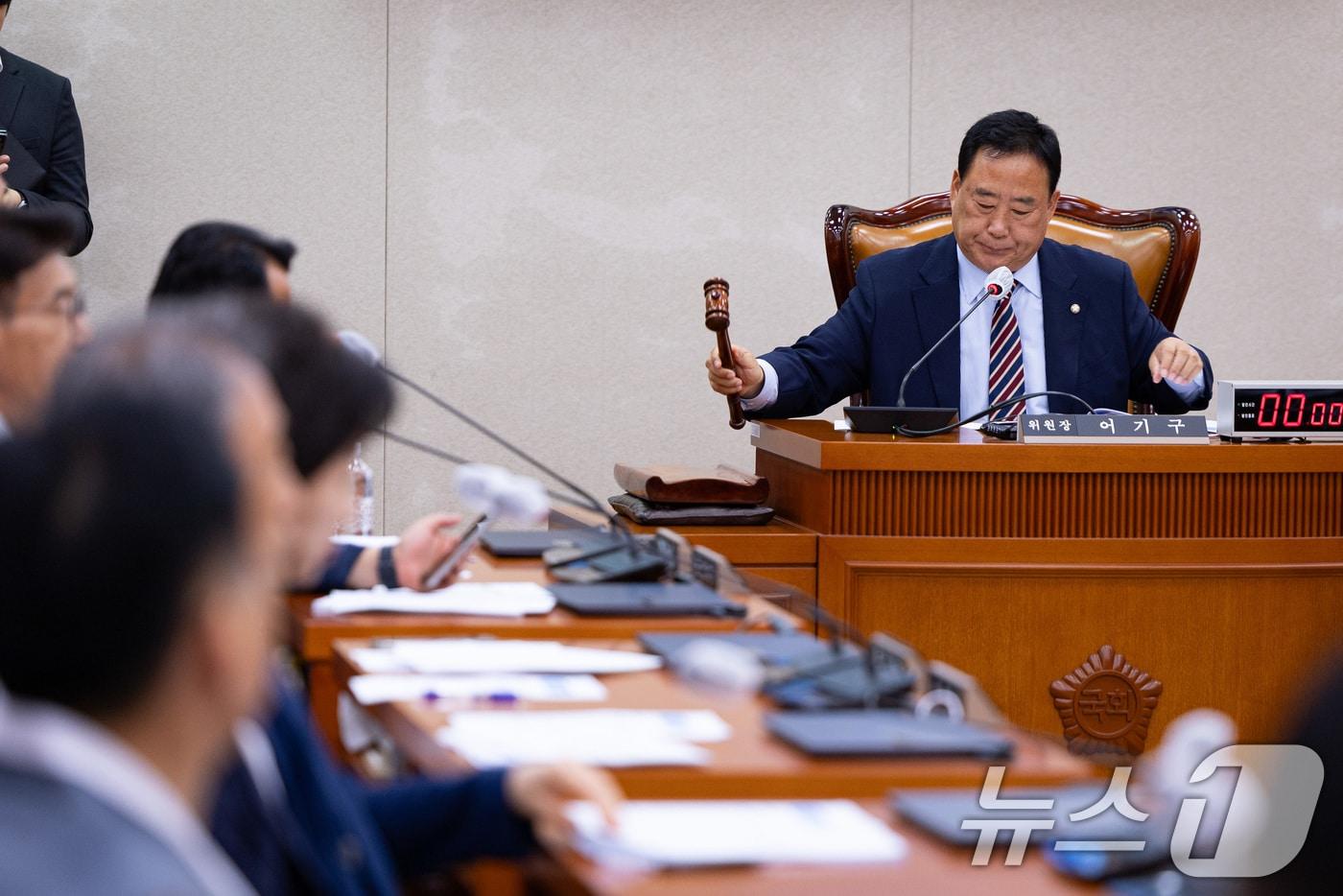 어기구 국회 농림축산식품해양수산위원장이 지난 9월 1일 서울 여의도 국회에서 열린 제429회 국회&#40;정기회&#41; 농림축산식품해양수산위원회 제1차 전체회의에서 의사봉을 두드리고 있다. 2025.9.1/뉴스1 ⓒ News1 유승관 기자