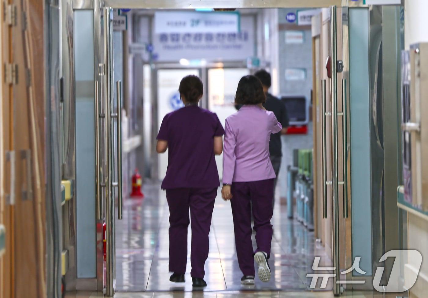 본문 이미지 - 한 대학병원 의료진이 병원 복도를 이동하고 있다. 2025.9.1/뉴스1 ⓒ News1 박지현 기자  (사진은 기사 내용과 무관함) 