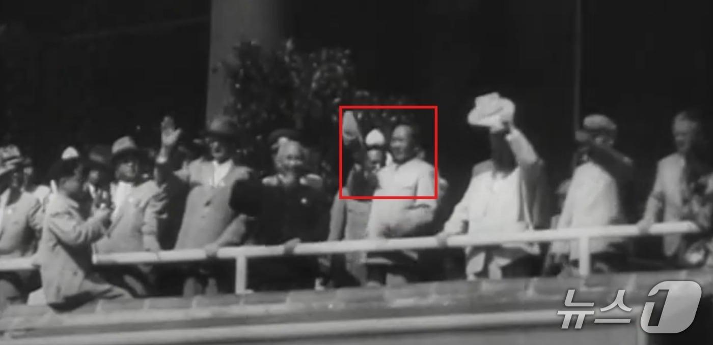 1959년 10월 1일 신중국 건국 10주년을 기념해 열린 열병식. 표시된 인물이 마오쩌둥 당시 중국 국가주석. 참석자 명단을 보면 김일성 주석은 마오 주석 기준 오른쪽 네 번째, 니키타 흐루쇼프 소련 공산당 서기장은 마오 주석 왼쪽 바로 옆에 섰다.(유튜브 갈무리).