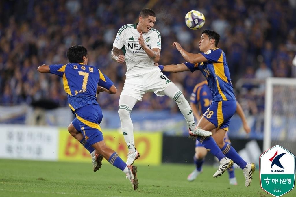 본문 이미지 - K리그를 대표하는 명가 전북현대와 울산 HD의 희비가 엇갈리고 있다. 지난해와 전혀 다른 위치에서 시즌을 보내고 있다. &#40;한국프로축구연맹 제공&#41;