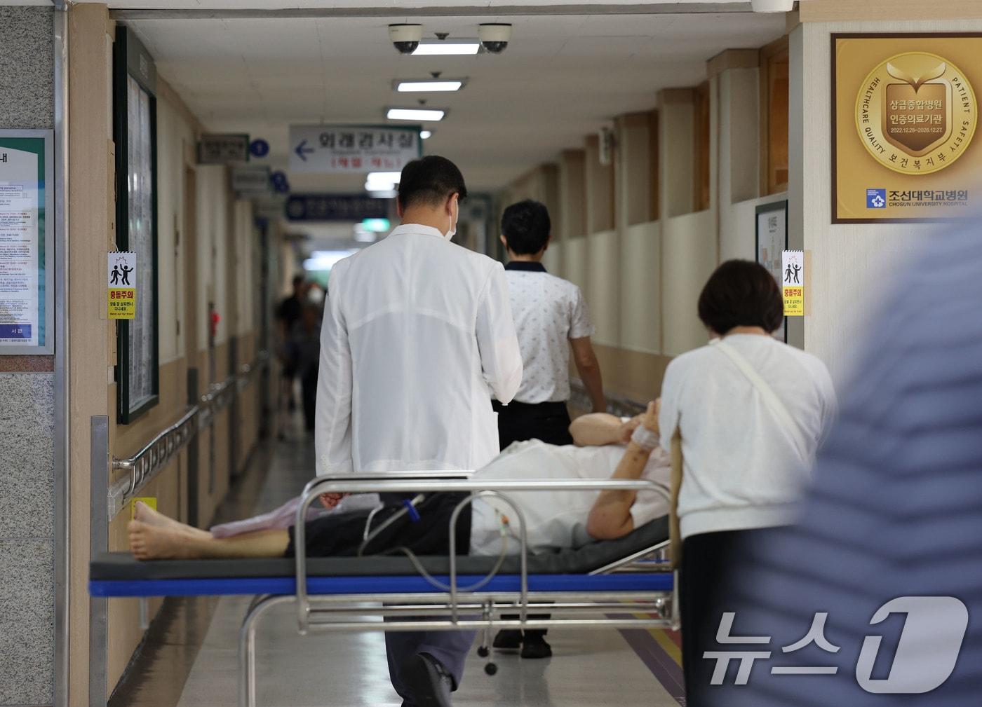 본문 이미지 - 한 대학병원에서 의료진이 병원 복도를 이동하고 있다. ⓒ News1 박지현 기자