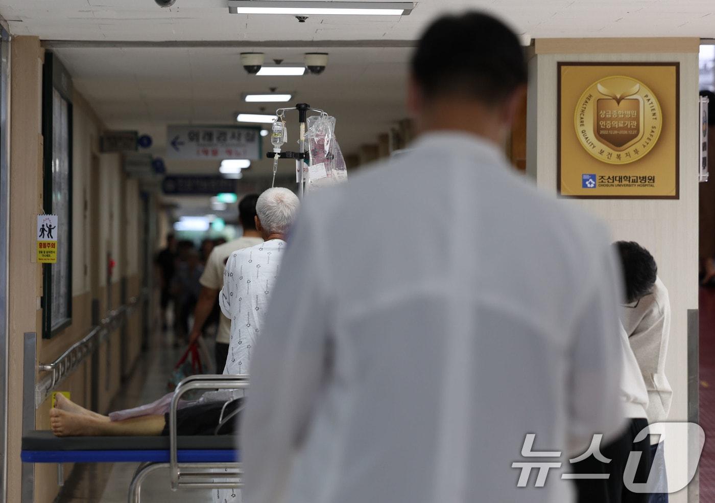 한 대학병원에서 의료진이 병원 복도를 이동하고 있다. ⓒ News1 박지현 기자