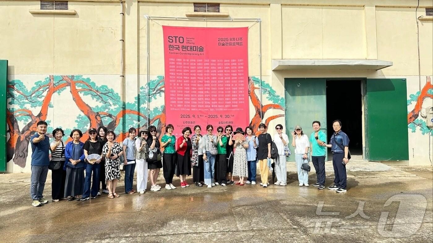 전남 나주 산포면 송림리 예림마을 한가운데 자리한 낡은 농협 창고. 지은 지 40년 넘은 이곳에서는 9월 한 달 동안 현대미술 전시회가 열린다.(나주미술관 제공, 재배포 및 DB 금지)/뉴스1