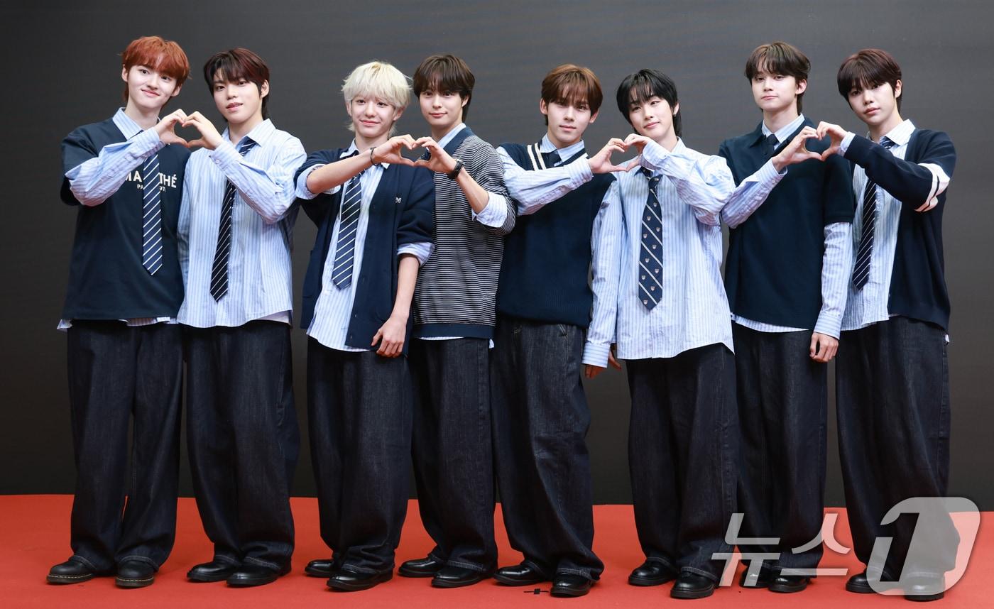 '비 마이 보이즈(B:MY BOYZ)' 데뷔 그룹 YUHZ(유어즈)의 강준성(왼쪽부터)와 이연태, 박세찬, 효, 문재일, 하루토, 카이, 김보현이 1일 오후 서울 용산구 썸머스타에서 가진 글로벌 기자회견에 참석해 포즈를 취하고 있다. 2025.9.1/뉴스1 ⓒ News1 권현진 기자