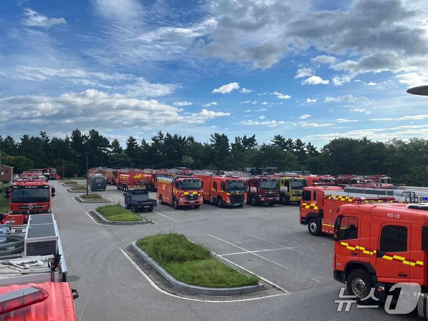 본문 이미지 - 1일 강원 강릉시 가뭄 대응 국가소방동원령 발령에 따른 현장에 집결한 소방차량들이 급수 지원 활동을 준비하고 있다.&#40;강원도소방본부 제공, 재판매 및 DB금지&#41;