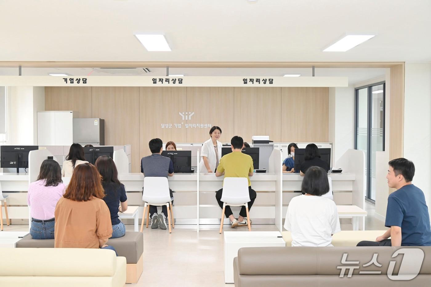 대구 달성군은 1일 달성이룸캠프 4층에 '달성청년마당'을 개소했다. 청년들이 다양한 지원을 받기 위해 대기를 하고 있다.(대구 달성군 제공.재판매 및 DB금지)