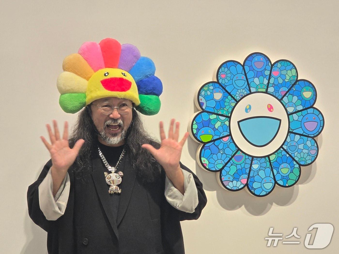 본문 이미지 - 1일 아모레퍼시픽 본사에서 열린 기자간담회에서 무라카미 다카시가 포즈를 취하고 있다. ⓒ 뉴스1 김정한 기자