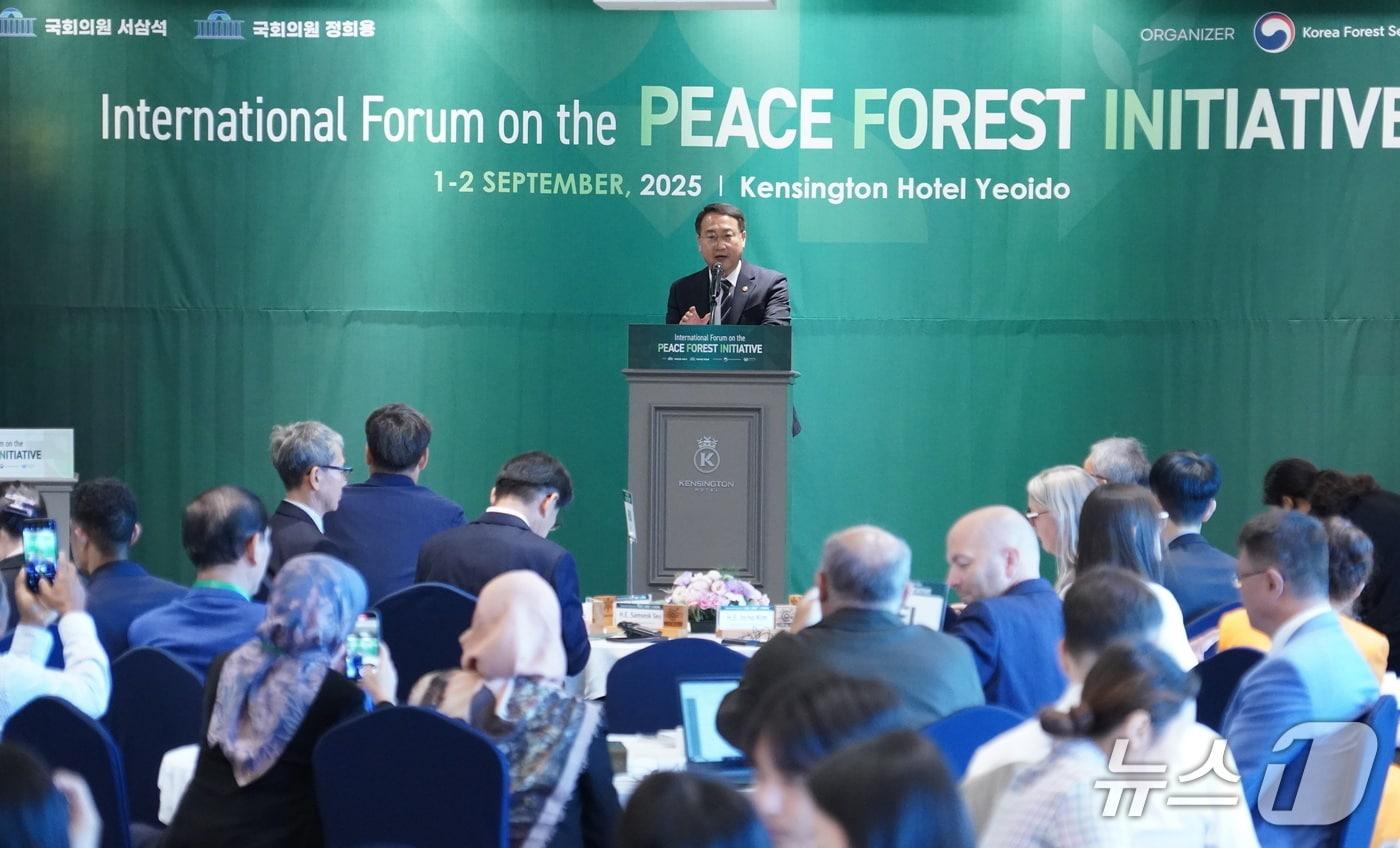 김인호 산림청장이 평화산림이니셔티브 국제포럼에서 인사말을 하고 있다. (산림청 제공.재판매 및 DB금지)/뉴스1