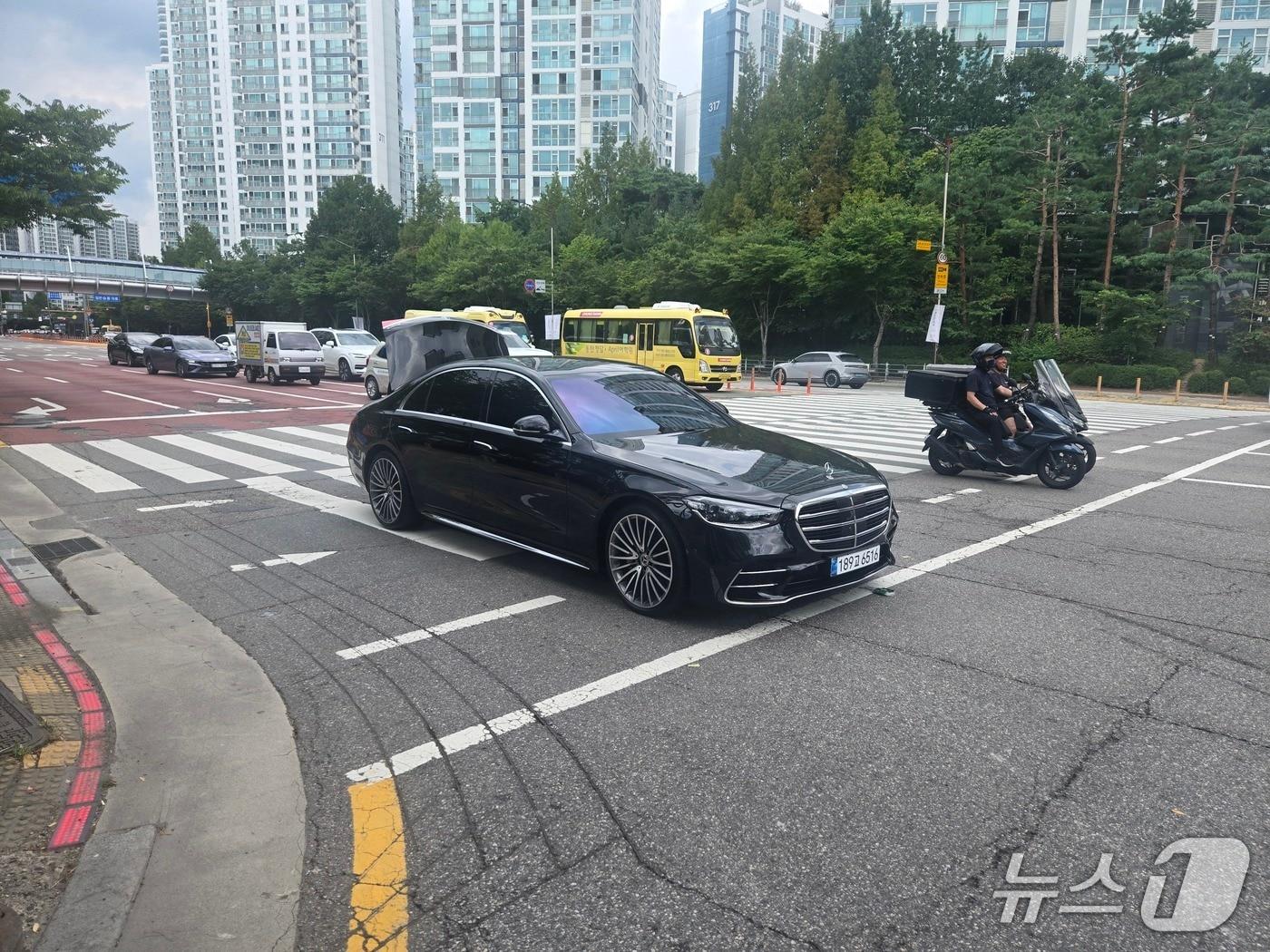 본문 이미지 - 구입 일주일 만에 경기 화성시 금곡초등학교 사거리에서 오산 방향으로 우회전하던 중 갑자기 멈춰선 벤츠 차량 (차량 소유주 제공)
