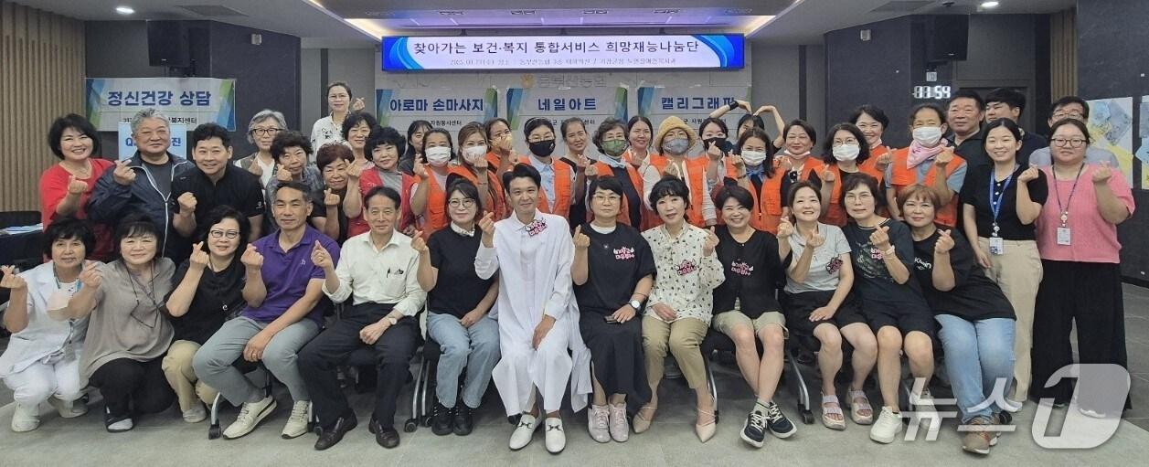 본문 이미지 - '찾아가는 보건·복지 서비스' 2025년 제2차 희망재능나눔단 참가자들이 기념 촬영하고 있다.(기장군청 제공. 재판매 및 DB금지)