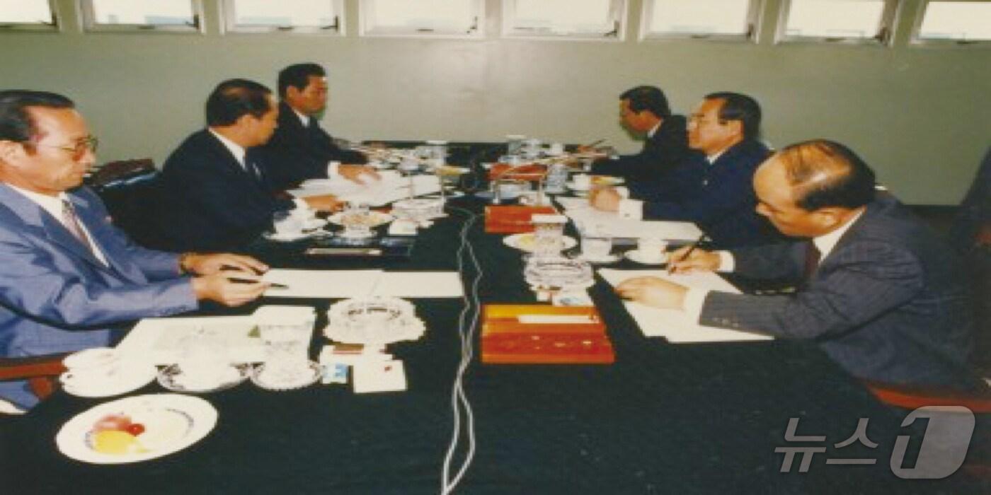 유엔가입문제 관련 제1차 실무대표접촉이 1990년 9월 18일 판문점 중감위 회의실에서 진행되고 있다.(통일부 제공)