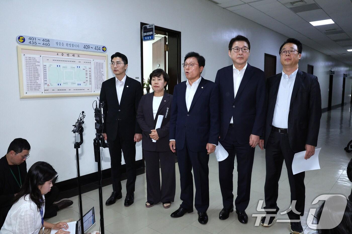 박형수 간사를 비롯한 국민의힘 법제사법위원회 위원들이 1일 오후 서울 여의도 국회에서 독선적 법사위 운영에 반발해 추미애 법사위원장실을 항의 방문한 뒤 입장을 밝히고 있다. 2025.9.1/뉴스1 ⓒ News1 신웅수 기자