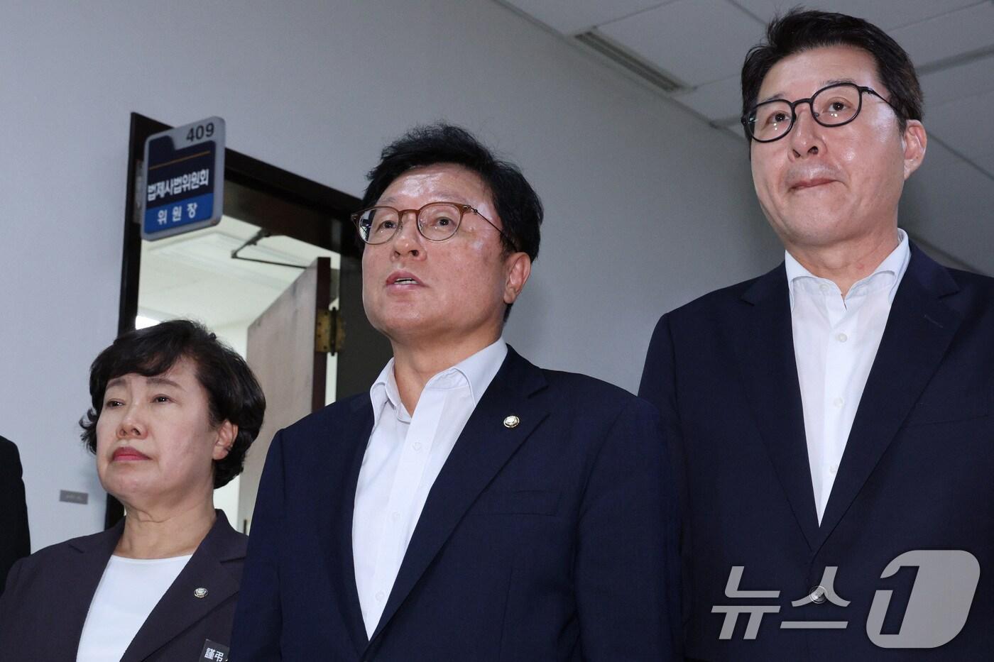 조배숙, 박형수 간사, 신동욱 의원(왼쪽부터) 등 국민의힘 법제사법위원회 위원들이 1일 오후 서울 여의도 국회에서 독선적 법사위 운영에 반발해 추미애 법사위원장실을 항의 방문하고 있다. 2025.9.1/뉴스1 ⓒ News1 신웅수 기자