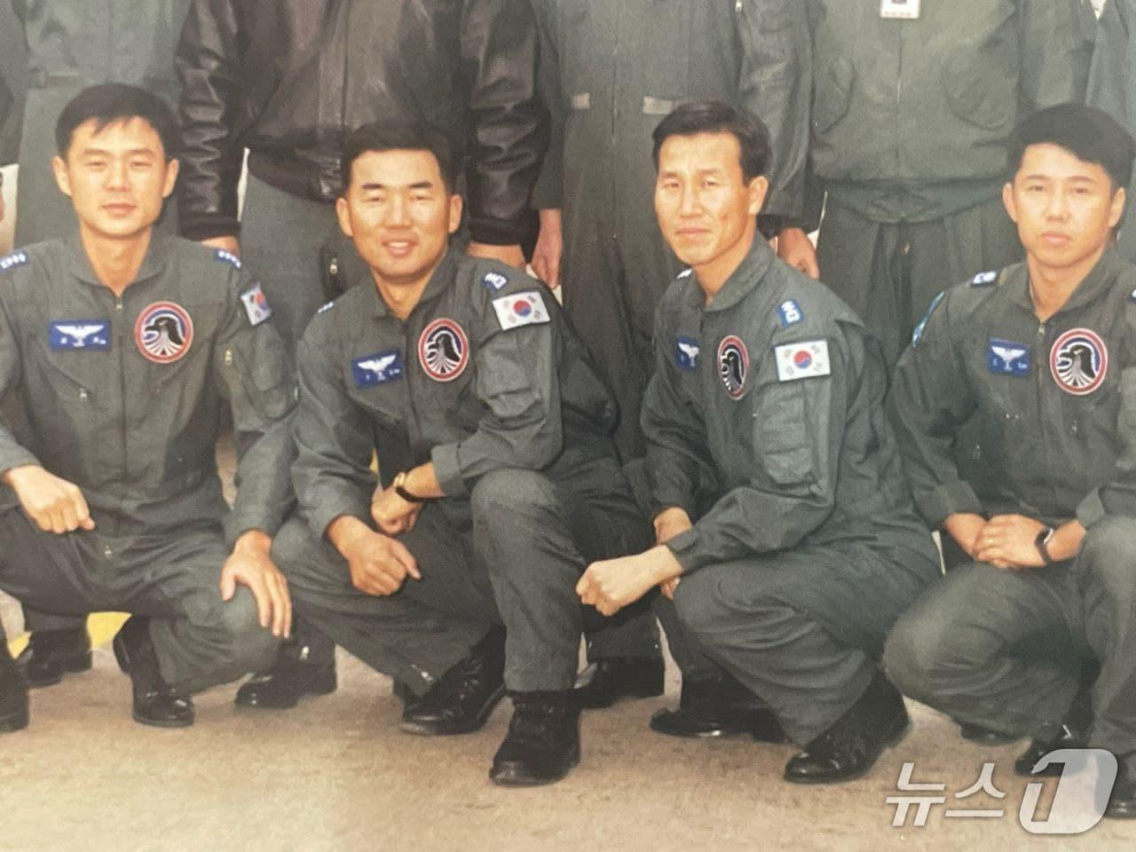 본문 이미지 - 포즈를 취하고 있는 진영승&amp;#40; 왼쪽에서 두 번째&amp;#41;신임 합동참모의장과 손석락&amp;#40;왼쪽에서 세 번째&amp;#41; 공군참모총장 내정자. &amp;#40;블랙이글스 홈페이지 갈무리&amp;#41;