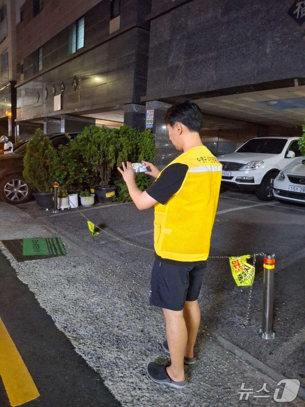 본문 이미지 - 부산 수영구 새미마을 야간 명예동장인 이일신 씨가 지역 안전 활동을 하고 있다.(수영구 제공. 재판매 및 DB 금지)