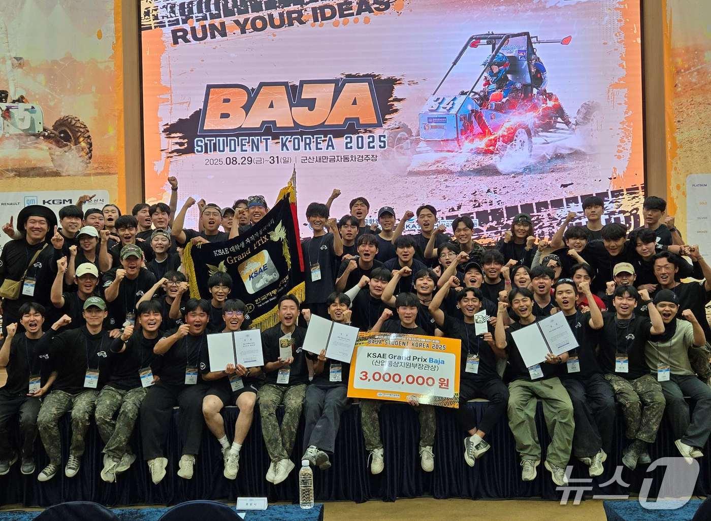 본문 이미지 - 대학생 자동차 자작대회에서 우승한 한기대 학생들.&#40;한기대 제공. 재판매 및 DB금지&#41;