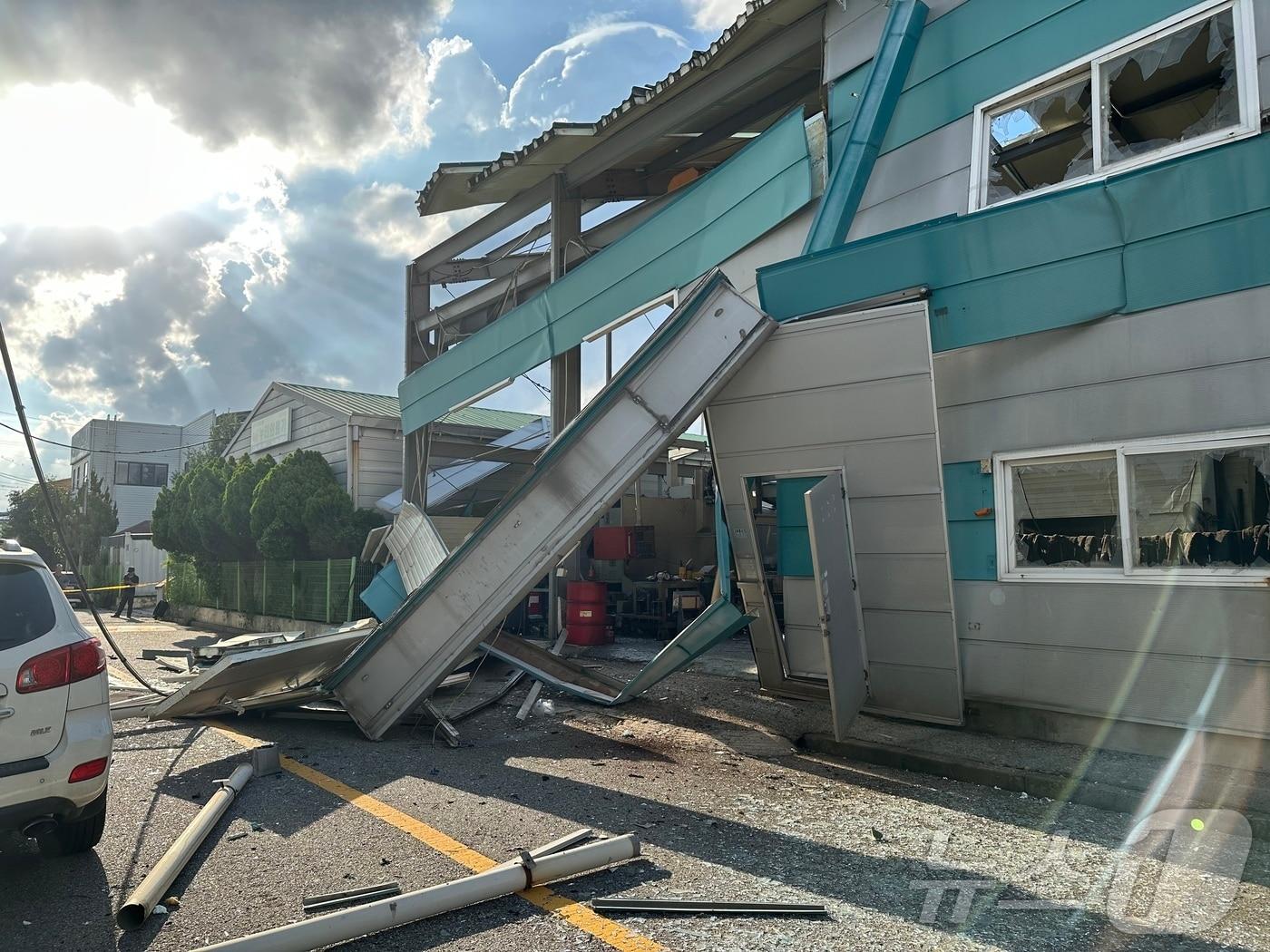 본문 이미지 - 1일 오후 4시 56분쯤 광주 광산구 비아동의 한 금형 공장에서 가스통이 폭발했다는 신고가 119 상황실에 접수됐다. 사진은 폭발로 인해 공장 일부가 무너진 현장 모습. &#40;독자제공. 재판매 및 DB 금지&#41; 2025.9.1/뉴스1 ⓒ News1 이승현 기자