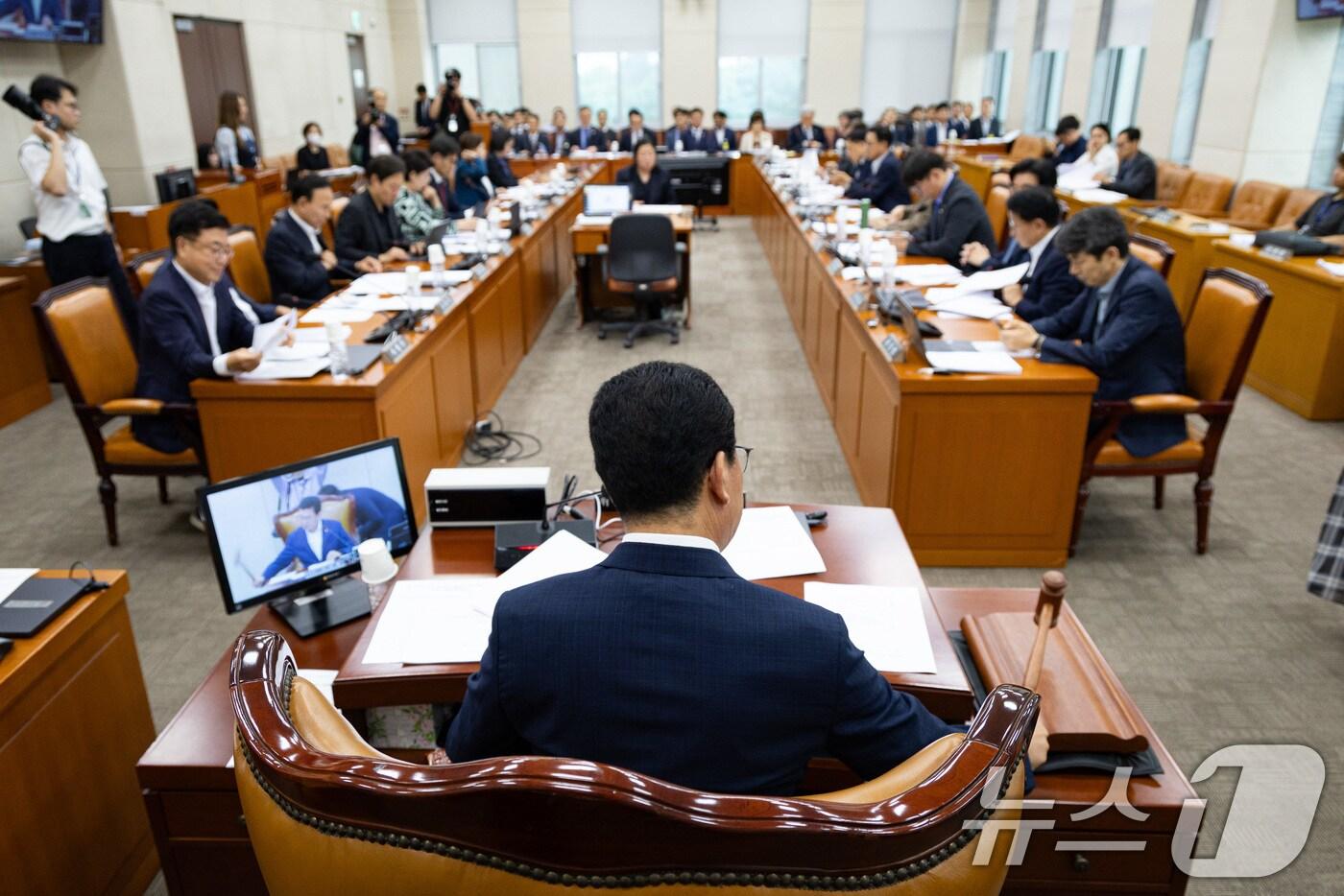 신정훈 국회 행정안전위원장이 1일 서울 여의도 국회에서 열린 제429회 국회&#40;정기회&#41; 행정안전위원회 제1차 전체회의에서 의사봉을 두드리고 있다. ⓒ News1 유승관 기자