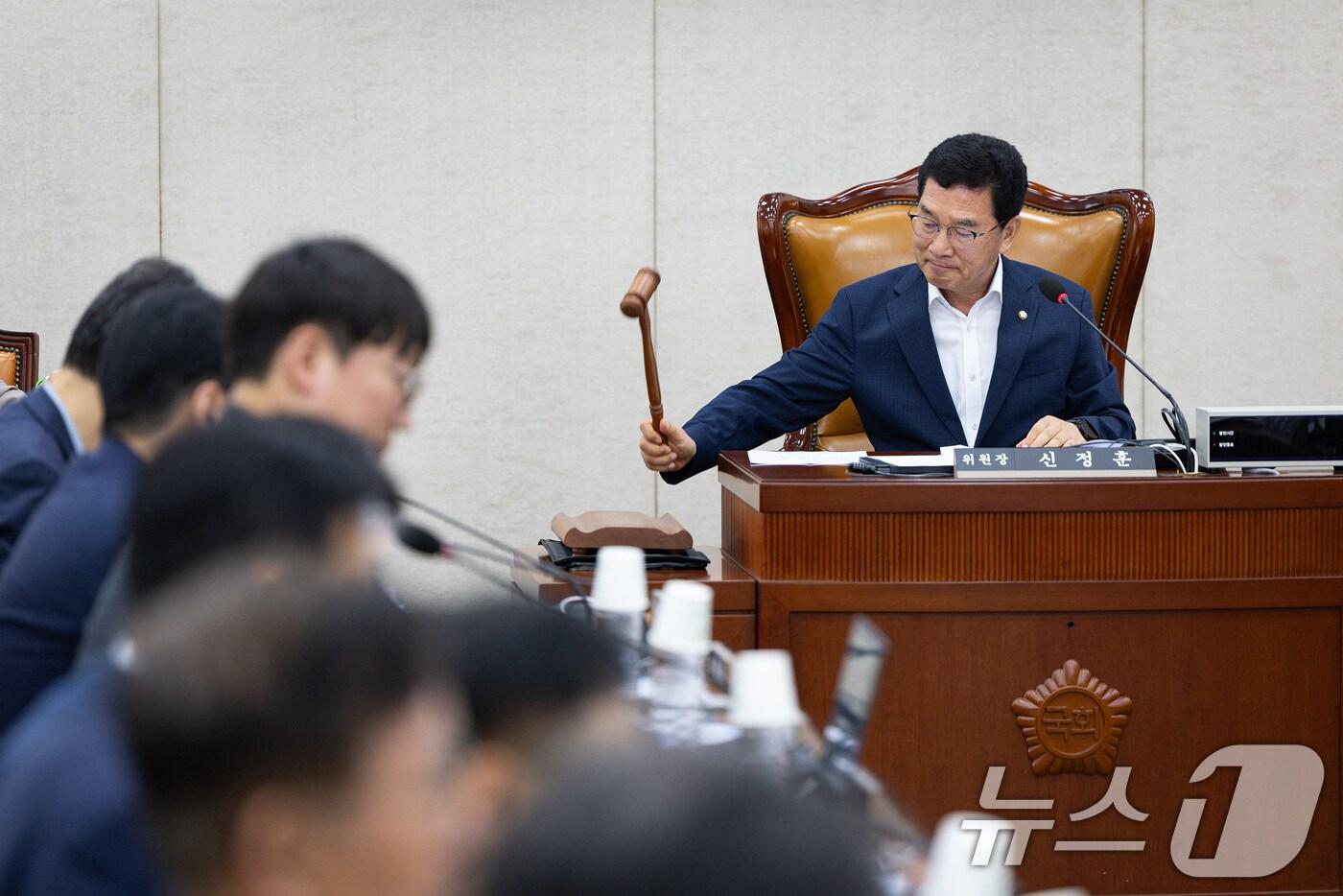 신정훈 국회 행정안전위원장이 1일 서울 여의도 국회에서 열린 제429회 국회&#40;정기회&#41; 행정안전위원회 제1차 전체회의에서 의사봉을 두드리고 있다. 2025.9.1/뉴스1 ⓒ News1 유승관 기자