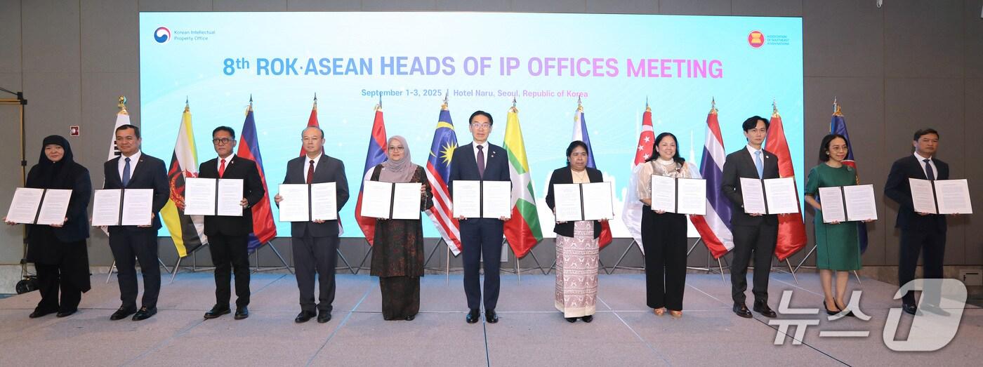  김완기 특허청장(왼쪽 6번째)이 ‘제8차 한-아세안 특허청장회의’을 마치고 기념촬영을 하고 있다. (특허청 제공.재판매 및 DB금지)/뉴스1