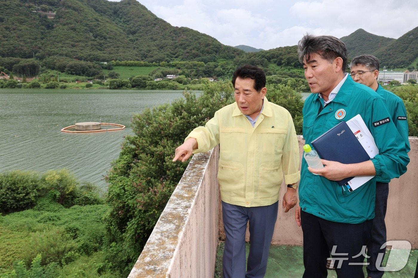 최근 낙동강 일대 녹조 발생에 따라 나동연 양산시장&#40;왼쪽&#41;이 1일 취수장과 정수장을 방문해 진행 상황을 점검하고 있다.&#40;양산시 제공. 재판매 및 DB금지&#41;