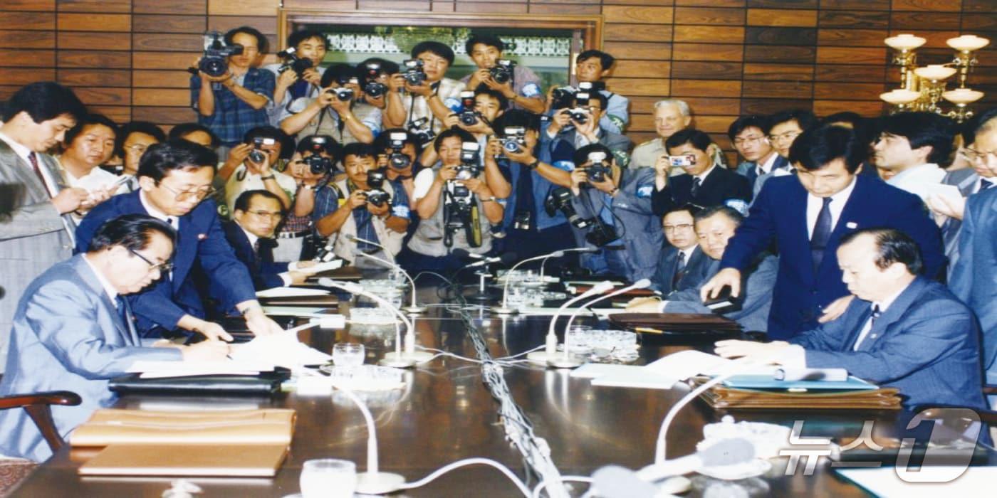 1990년 9월 5일 서울 인터콘티넨탈 호텔에서 진행된 제1차 남북고위급회담. 남측 대표로는 강영훈 국무총리, 정원식 교육부 장관, 이홍구 통일원장관, 장세동 안기부 차장이, 북측 대표로는 연형묵 내각총리, 김달현 부총리, 허담 조국평화통일위원회 위원장, 김용순 당 대남담당 비서 등이 배석했다.