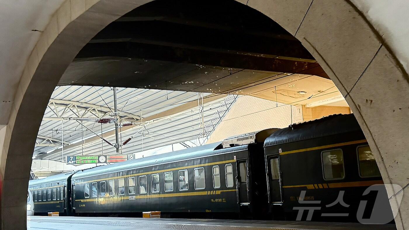 김정은 북한 노동당 총비서가 중국 &#39;전승절&#39;&#40;항일전쟁 및 반파시스트 전쟁 승리&#41; 80주년 행사 참석차 방중이 임박한 1일 오후 중국 베이징역에 열차들이 정차해 있다. 정부 소식통에 따르면 김 총비서는 이날 오후 평양에서 전용 열차를 타고 중국 베이징으로 출발했다. 2025.9.1/뉴스1 ⓒ News1 김일창 기자