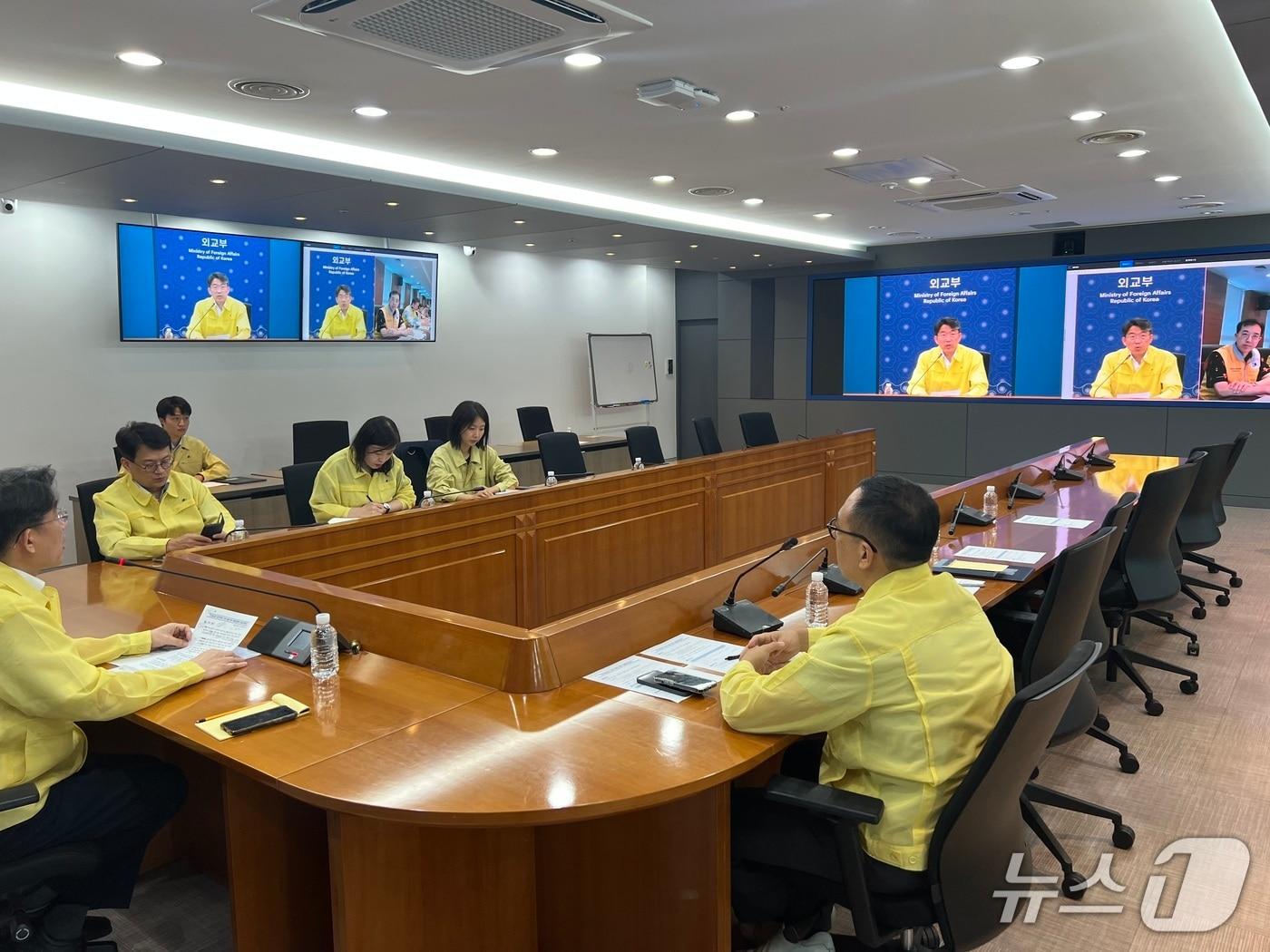 본문 이미지 - 외교부는 1일 윤주석 영사안전국장 주재로 인도네시아 내 전국적 시위 발생에 따른 인도네시아 현지 상황 평가 및 재외국민보호 대책 점검을 위한 본부·공관 합동 상황점검회의를 개최했다. 2025.09.01. (외교부 제공)