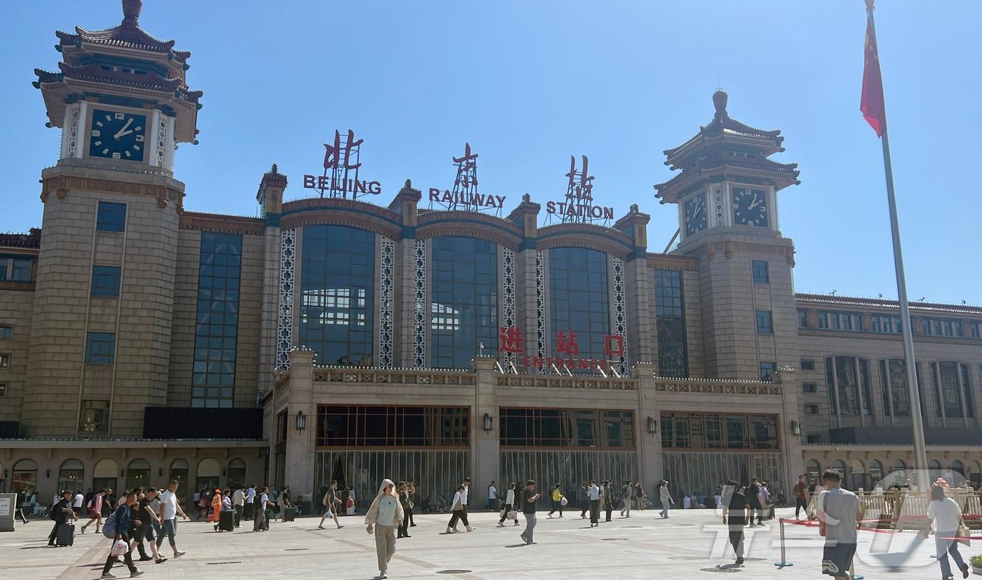 김정은 북한 노동당 총비서가 중국 &#39;전승절&#39;&#40;중국인민 항일전쟁 및 세계반파시스트 전쟁 승리&#41; 80주년 행사 참석차 방중이 임박한 1일 오후 중국 베이징역으로 열차를 이용하려는 여객들이 오가고 있다.  2025.9.1/뉴스1 ⓒ News1 박정호 기자