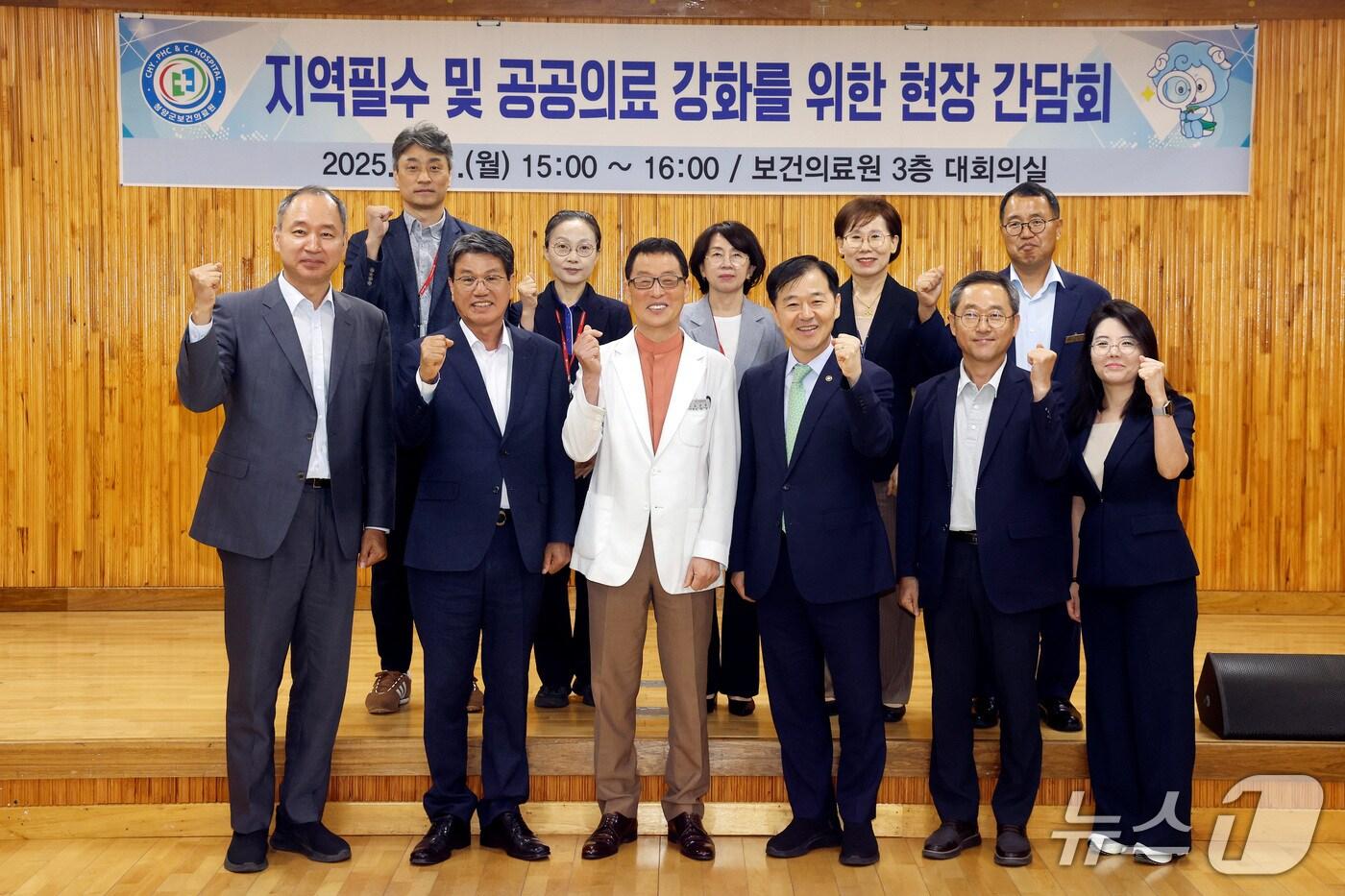 이형훈 보건복지부 제2차관은 1일 충남 청양의 청양군 보건의료원을 방문해 지역의료 강화를 위한 현장 의견을 듣고 장기요양 재택의료센터 설치·운영 현황을 점검했다.(보건복지부 제공)