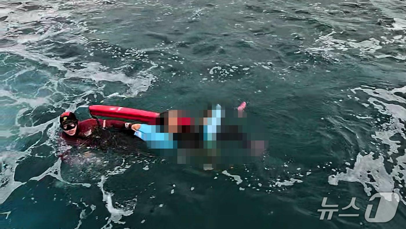 속초해경, 표류자 구조.(속초해경 제공, 재판매 및 DB금지)