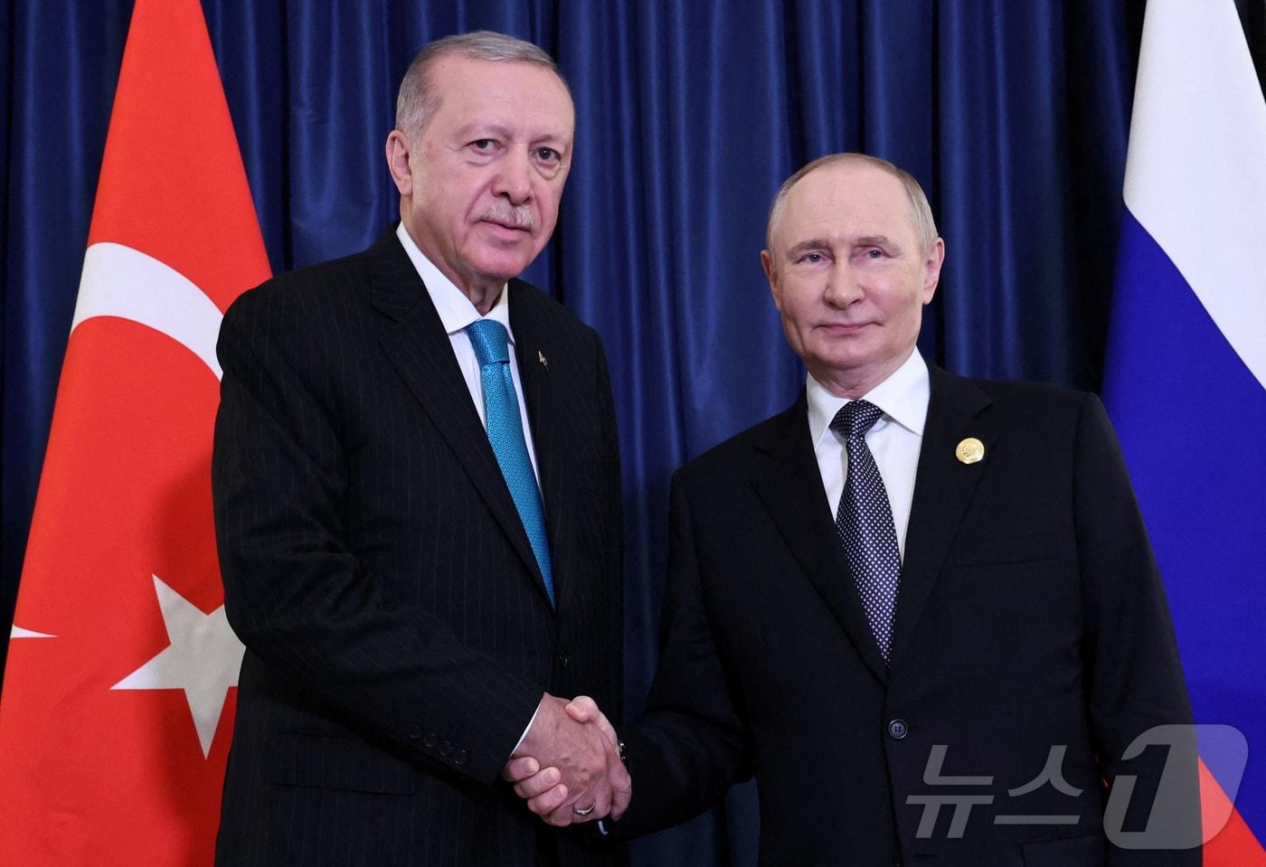 블라디미르 푸틴 러시아 대통령&#40;오르쪽&#41;과 레제프 타이이프 에르도안 튀르키예 대통령이 1일 중국 톈진에서 열린 상하이협력기구&#40;SCO&#41; 정상회의에서 만나 회담했다. 2025.09.01 ⓒ 로이터=뉴스1 ⓒ News1 이지예 객원기자