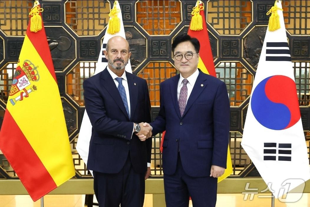 본문 이미지 - 우원식 의장이 9월 1일 오후 국회접견실에서 페드로 로얀 스페인 상원의장을 접견하고있다(국회의장실 제공)