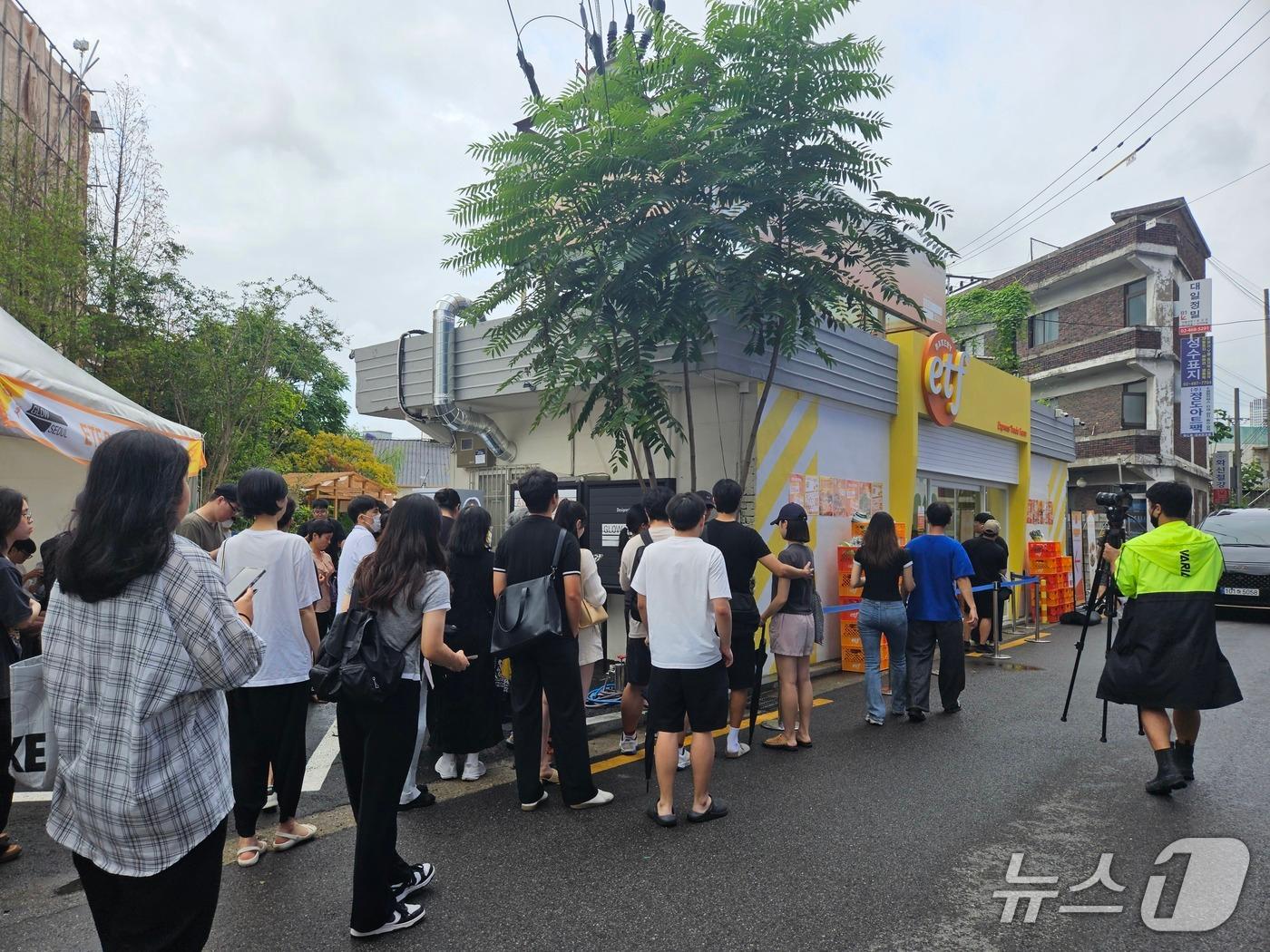 본문 이미지 - 지난 1일 서울 성동 글로우 성수에 연 경제유튜버 슈카의 ETF 베이커리 팝업 스토어에서 시민들이 빵판매 시간을 기다리고 있다. 2025.09.01/ ⓒ 뉴스1 유채연 기자