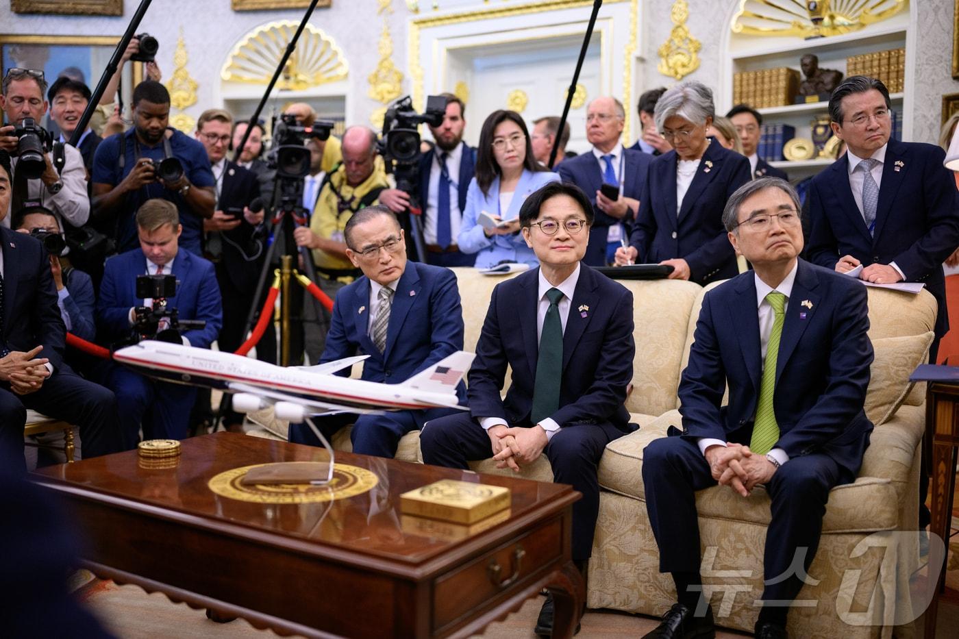 지난 8월 25일&#40;현지시간&#41; 미국 백악관 오벌오피스&#40;미 대통령 집무실&#41; 열린 이재명 대통령과 도널드 트럼프 미국 대통령 간 한미정상회담에 배석한 한국 측 참모들. &#40;앞줄 오른쪽부터&#41;조현 외교부 장관, 김정관 산업통상자원부 장관, 위성락 대통령실 국가안보실장, &#40;뒷줄 오른쪽부터&#41; 김용범 대통령실 정책실장, 강경화 주미한국대사 내정자, 강유정 대통령실 대변인. &#40;백악관 제공. 재판매 및 DB금지&#41; 2025.9.1/뉴스1 ⓒ News1 류정민 특파원