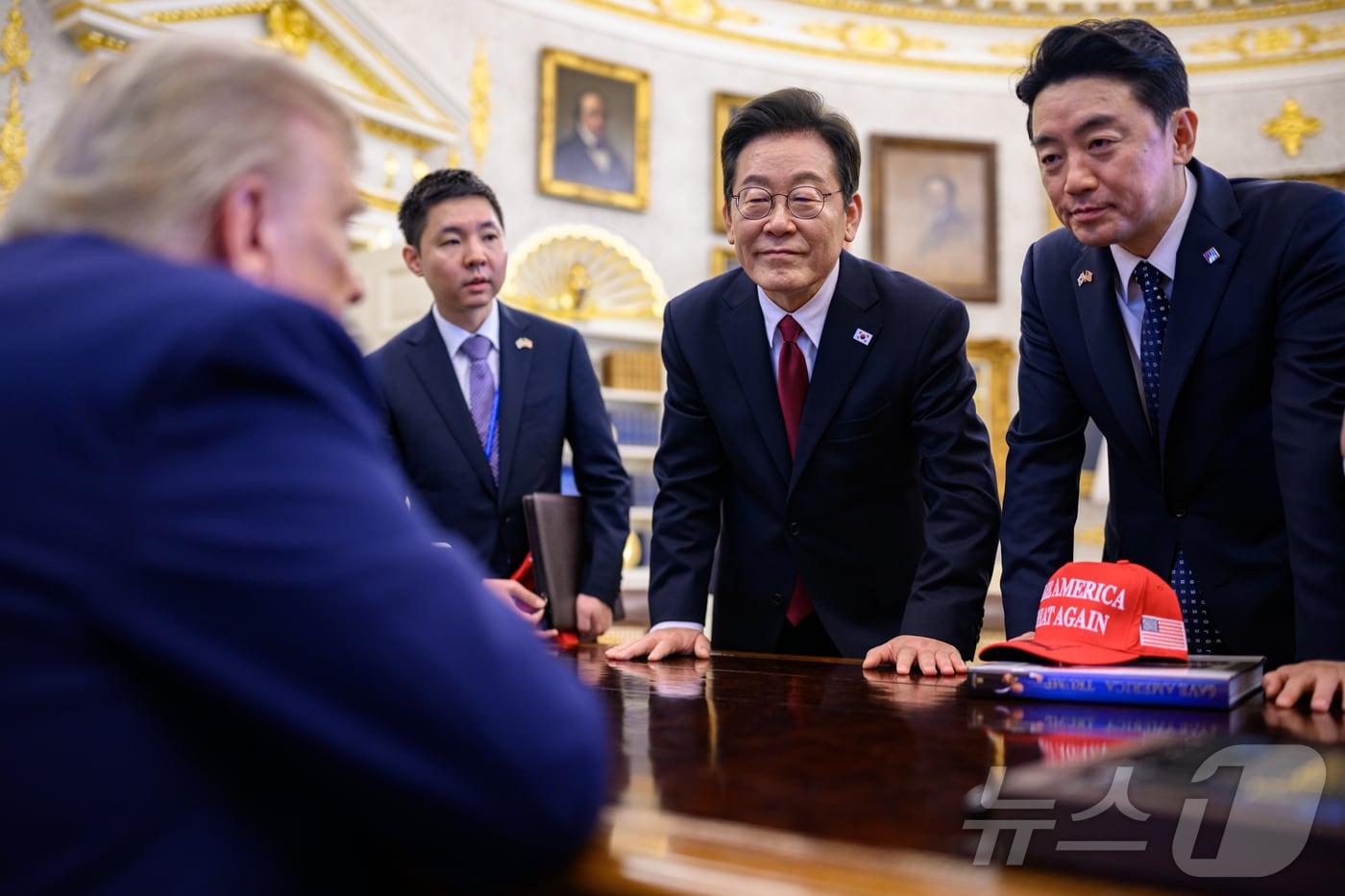 지난 8월 25일&#40;현지시간&#41; 미국 워싱턴DC 백악관에서 열린 정상회담 도중 이재명 대통령이 미 대통령 집무실인 오벌오피스의 &#39;결단에 책상&#39;에 앉은 도널드 트럼프 미국 대통령과 대화하고 있다. &#40;백악관 제공. 재판매 및 DB금지&#41; 2025.9.1/뉴스1 ⓒ News1 류정민 특파원