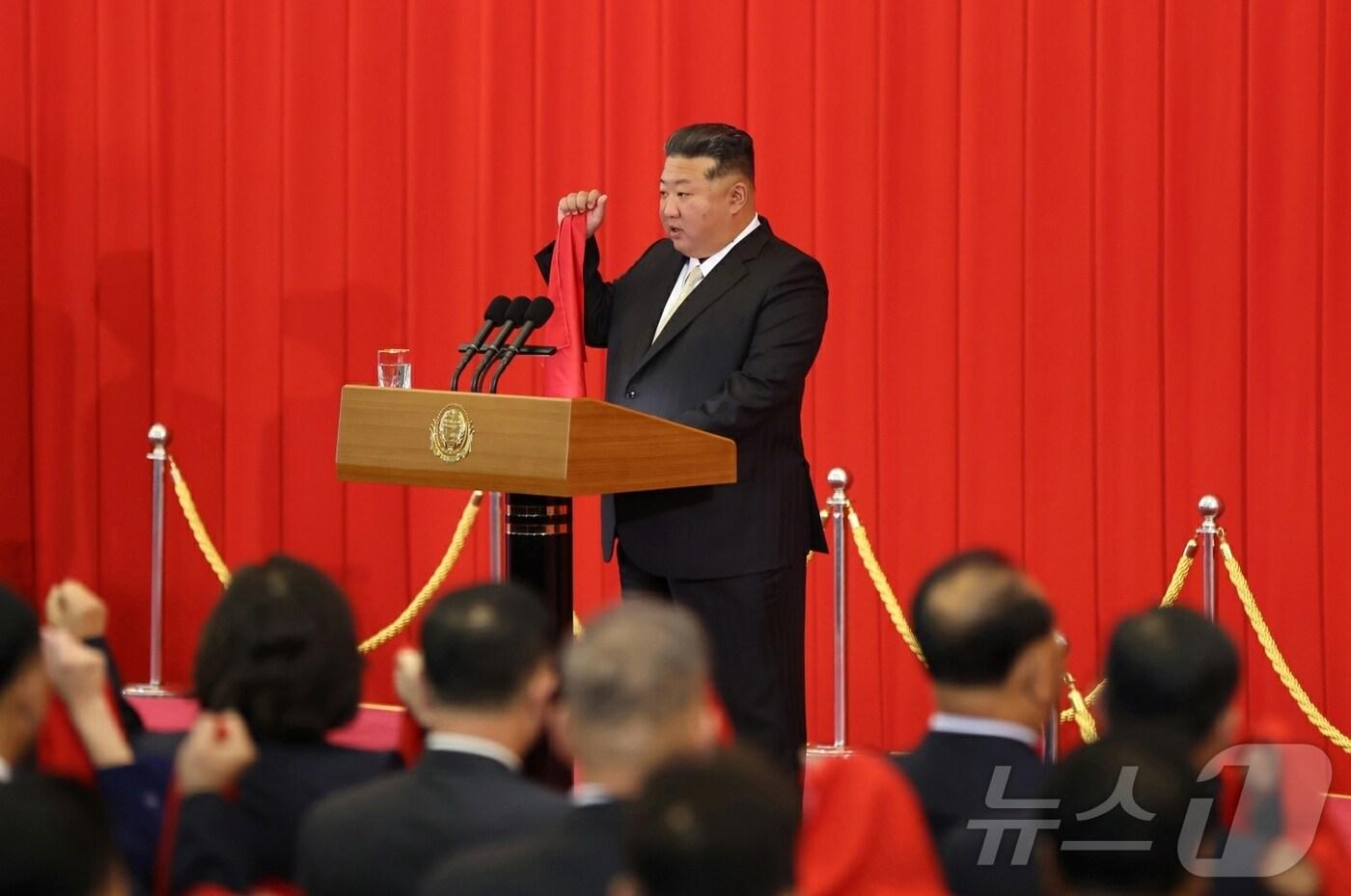 &#40;평양 노동신문=뉴스1&#41; = 김정은 노동당 총비서가 지난 9일 만수대의사당에서 개최된 조선민주주의인민공화국창건 77돐&#40;주년&#41;기념 국기게양식 및 중앙선서모임에서 선서하고 있는 모습. [국내에서만 사용가능. 재배포 금지. DB 금지. For Use Only in the Republic of Korea. Redistribution Prohibited] rodongphoto@news1.kr