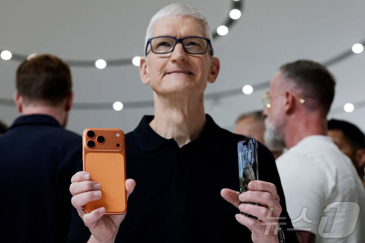 팀 쿡 애플 CEO가 10일&#40;한국시간&#41; 미국 캘리포니아주 쿠퍼티노 애플 파크 에서 아이폰17 시리즈를 공개하고 있다. 애플은 이날 행사에서 아이폰17 시리즈 4개 제품과 차세대 에어팟, 애플워치 등을 공개했다. 2025.9.10 ⓒ AFP=뉴스1