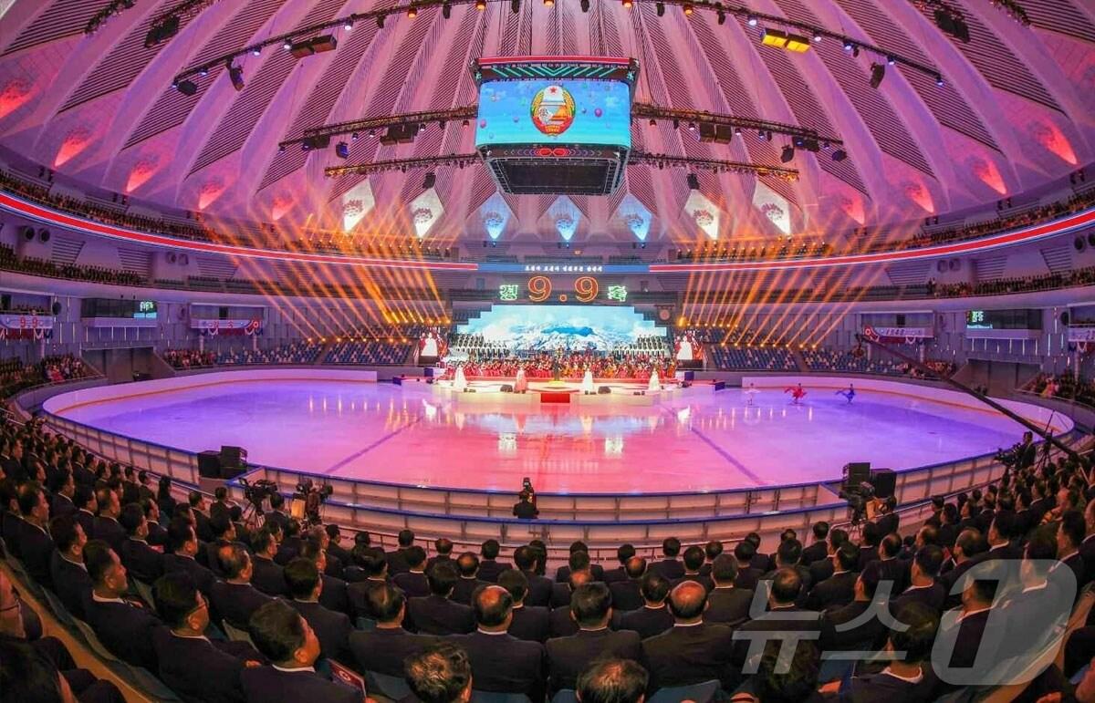 본문 이미지 - &#40;평양 노동신문=뉴스1&#41; = 북한 노동당 기관지 노동신문은 정권수립 77주년 경축공연이 9일 빙상관에서 진행됐다고 10일 보도했다. [국내에서만 사용가능. 재배포 금지. DB 금지. For Use Only in the Republic of Korea. Redistribution Prohibited] rodongphoto@news1.kr